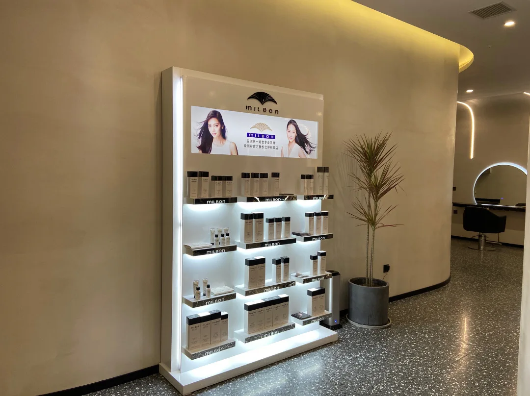 Make-up-Vitrine für Einzelhand – Interior Design Nail Salon Bewertung und Preis